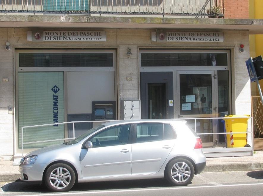 Mirabello, con parrucca e occhiali entra in banca e la rapina 