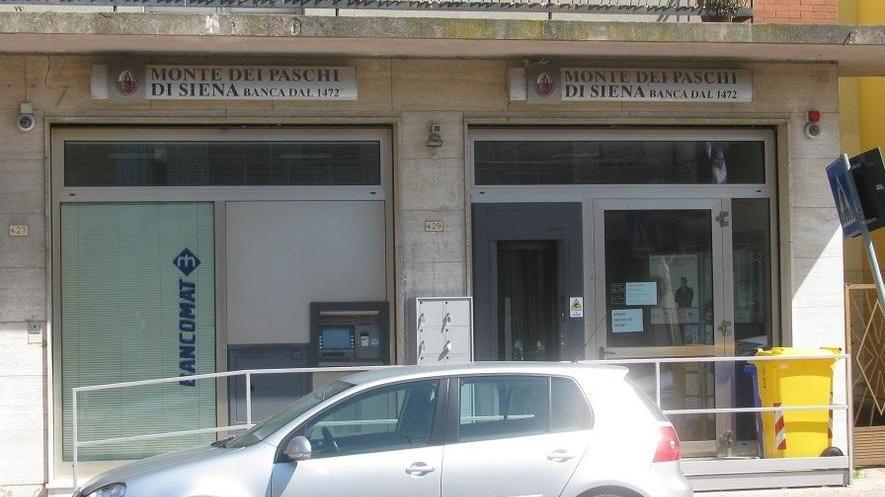 Mirabello, con parrucca e occhiali entra in banca e la rapina