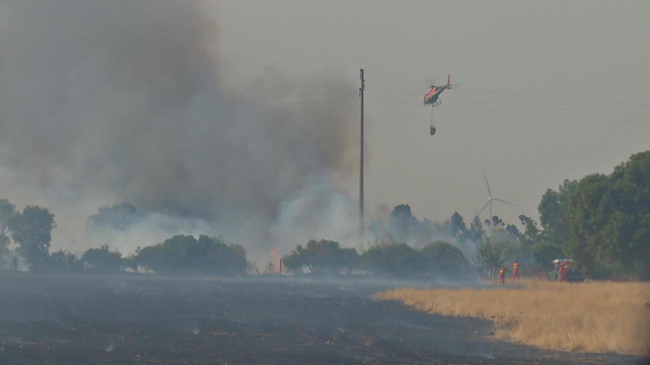 Guspini, incendio distrugge cento ettari di macchia: due aerei in azione