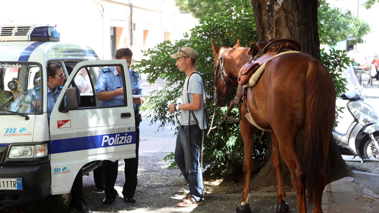A cavallo in centro storico: scatta la multa