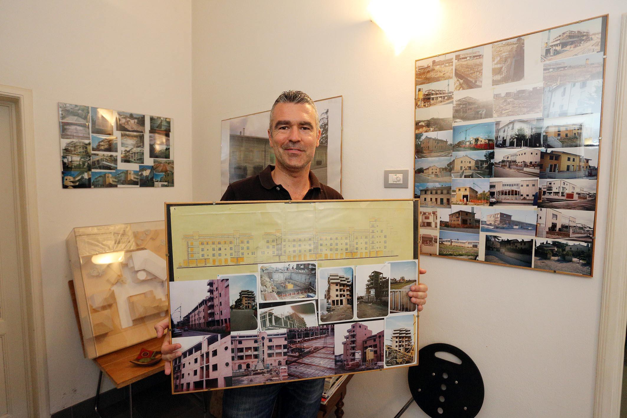 Daniele Vannucchi che mostra foto storiche 