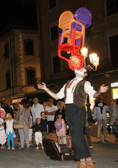 Street band e sconti negli scoppiettanti giovedì di luglio 