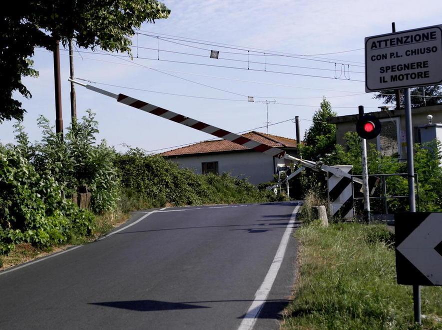 Passaggio a livello guasto disagi e treni in ritardo