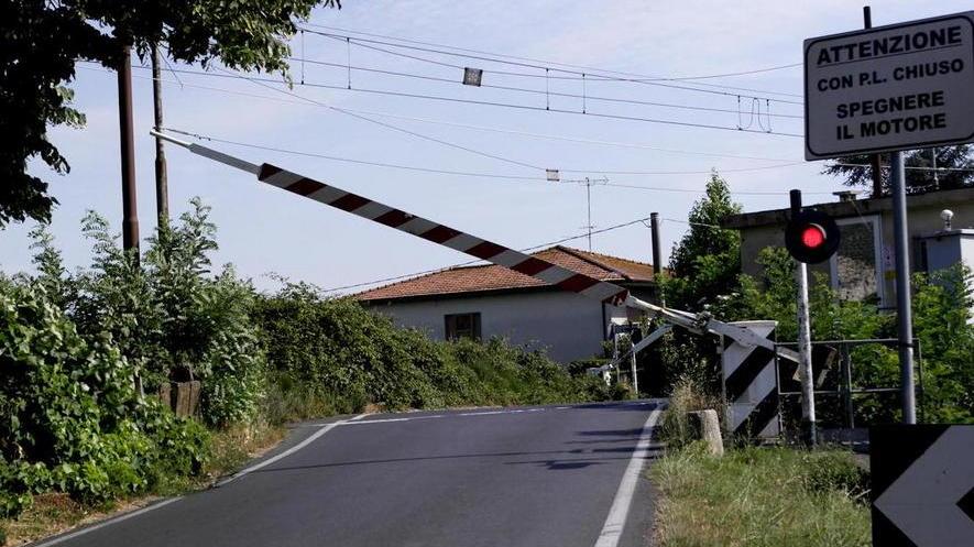 Passaggio a livello guasto disagi e treni in ritardo