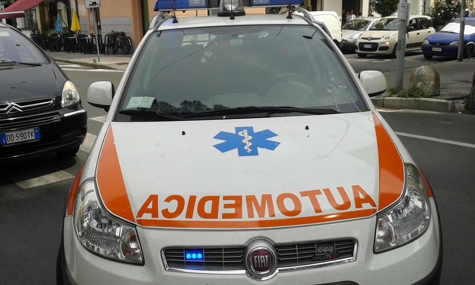Investita mentre attraversa la strada