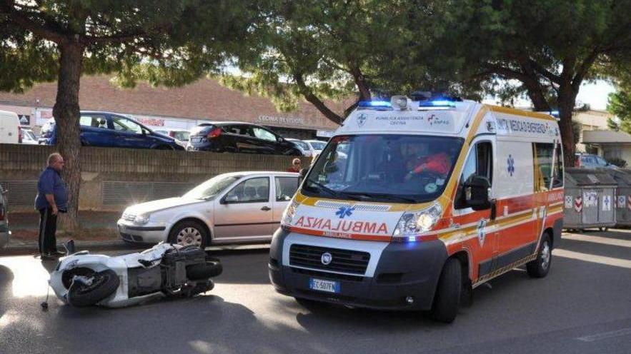Scontro in scooter, grave un giovane