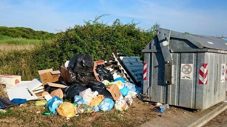 Cassonetti colmi di rifiuti i sacchi lasciati in strada