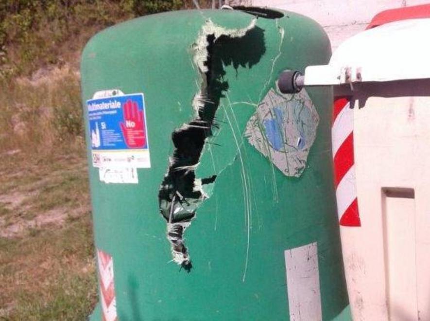 Frigoriferi e divani per strada 
