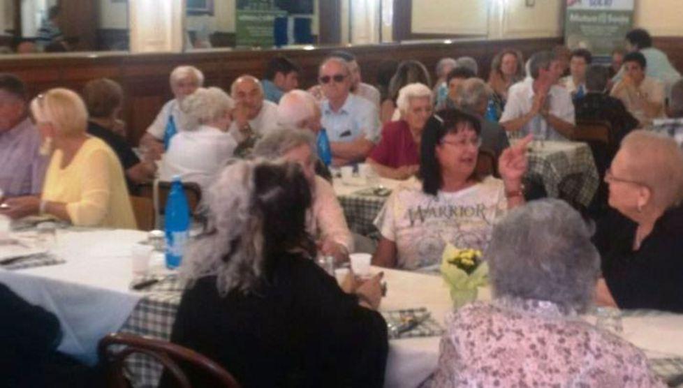 Al bar Italia gli anziani in festa aspettando la loro nuova sede 