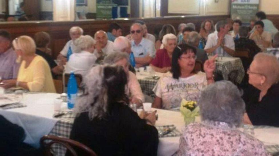 Al bar Italia gli anziani in festa aspettando la loro nuova sede