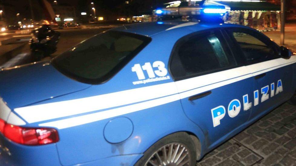 Incendiato il portone di una villetta