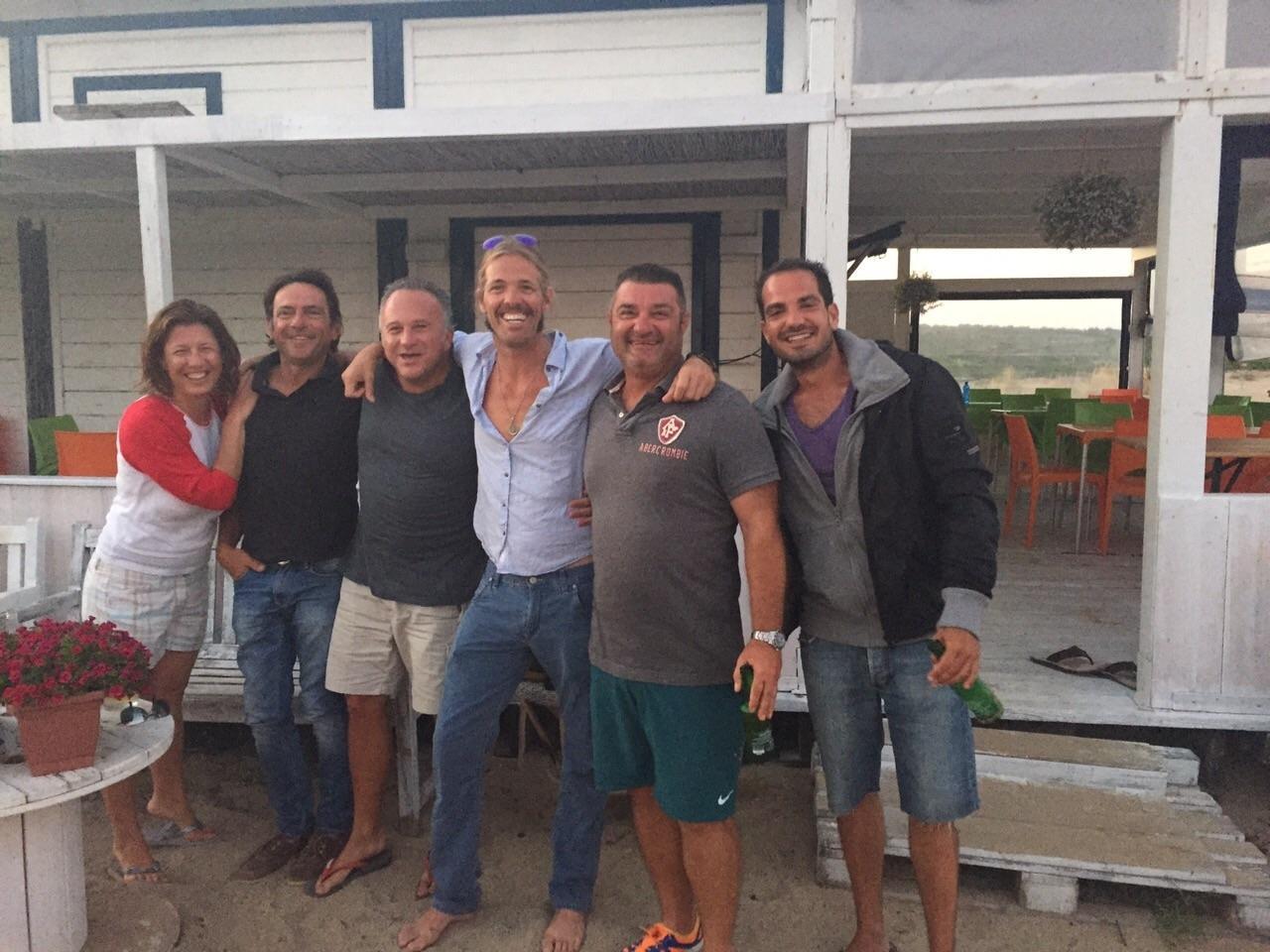 Il batterista dei Foo Fighters Taylor Hawkins sulla spiaggia di Razza di Juncu
