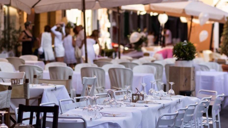Domenica 5 luglio la cena in bianco nel centro storico a Massa