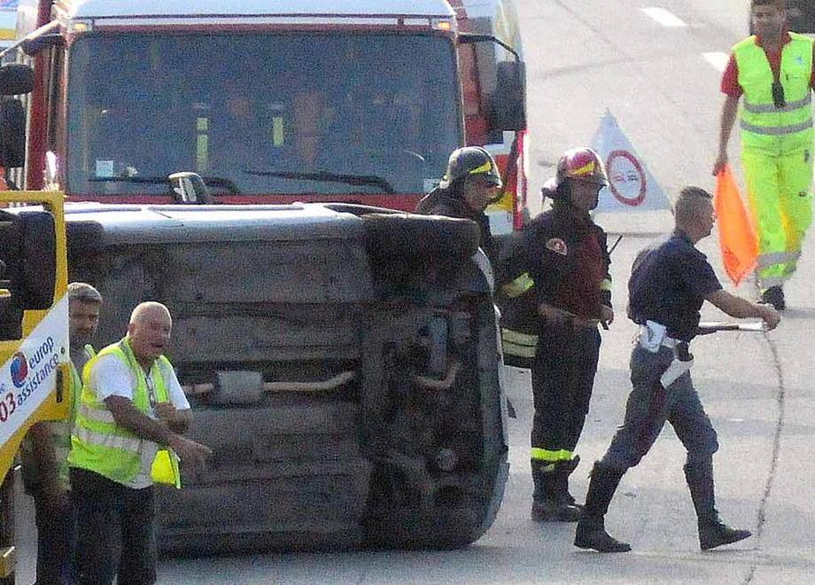 Auto si ribalta in autostrada coinvolta un’altra: quattro feriti 