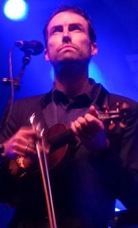Ferrara, con chitarra, violino e voce Bird strega il Castello 