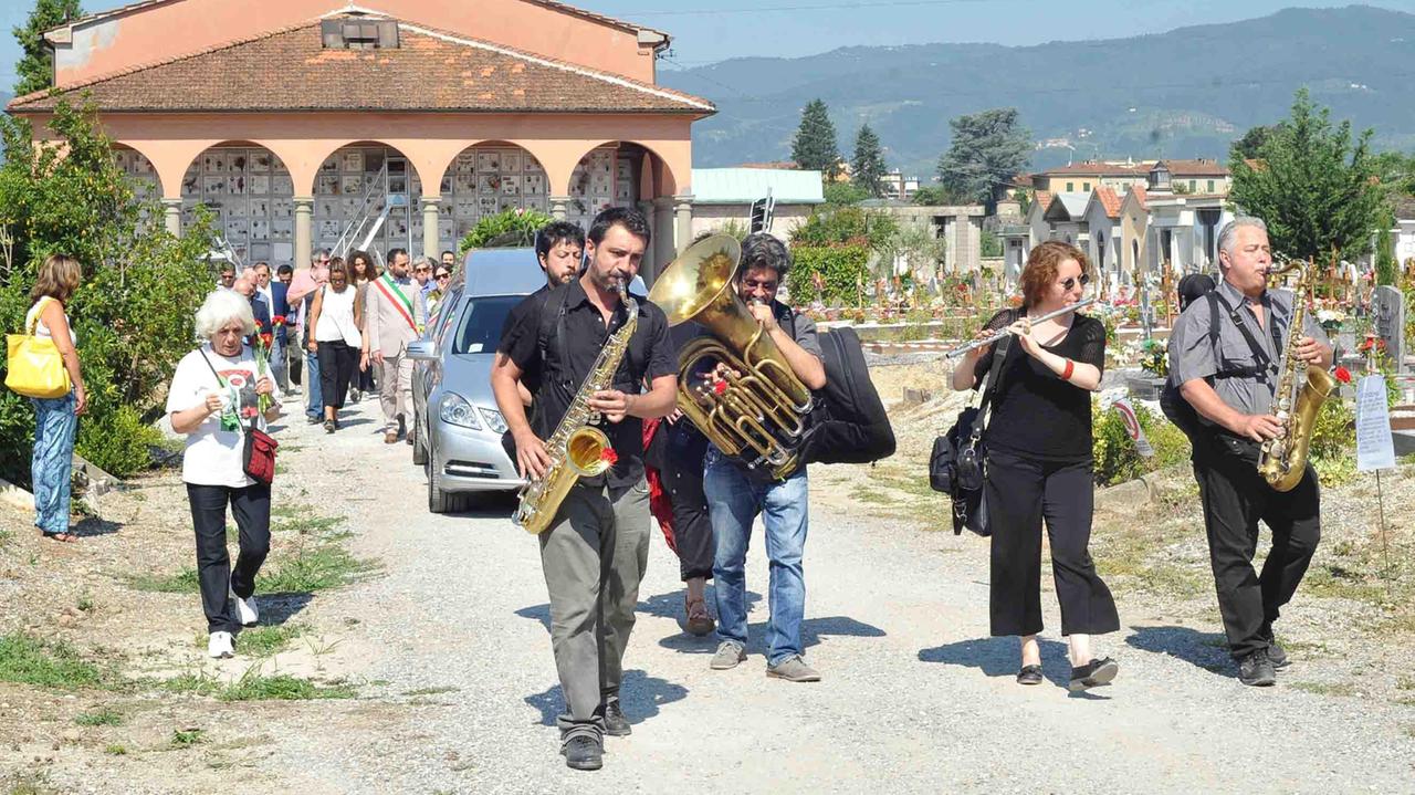 I "Fiati sprecati" precedono il corteo funebre (foto Gori)