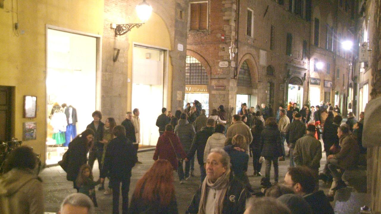 Negozi aperti la sera in centro a Lucca