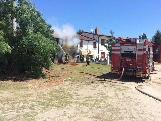 vigili del fuoco su incendio Mesola