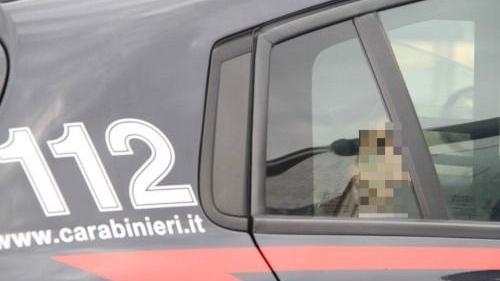 Uno degli arrestati all'interno dell'auto dei carabinieri