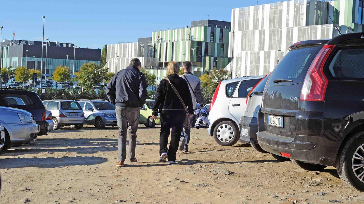 La piazzola vicino all'ospedale usata ogni giorno per la sosta da centinaia di persone