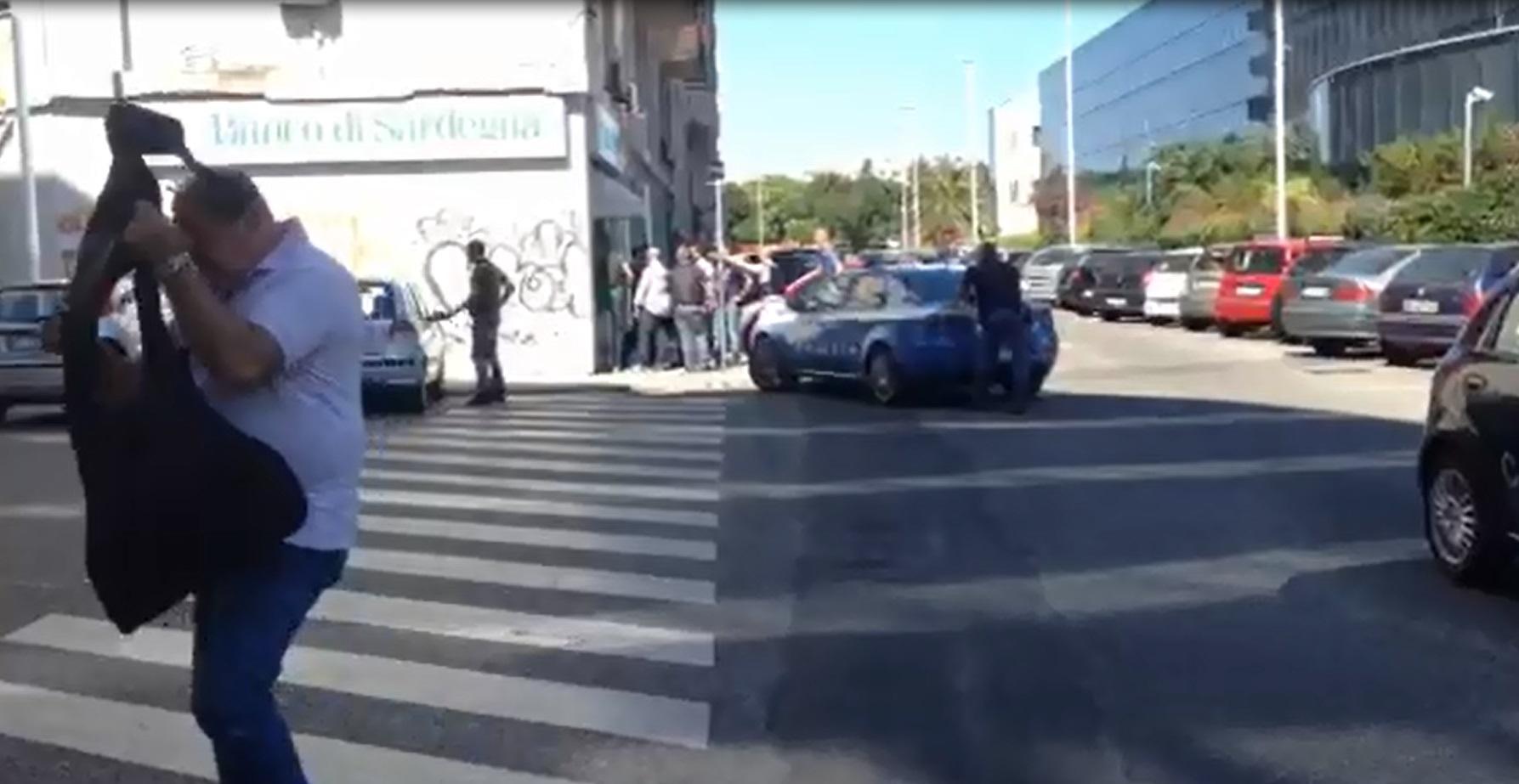 La polizia davanti alla filiale del Banco al cui interno ci sono i banditi