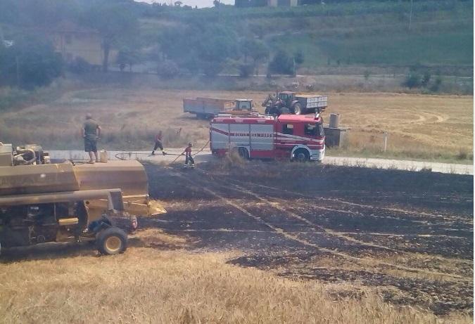 I vigili del fuoco al lavoro per spegnere l'incendio