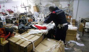 Controlli in una confezione cinese (archivio)