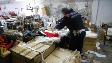 Controlli in una confezione cinese (archivio)
