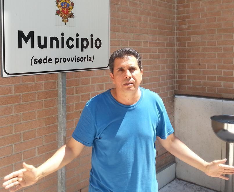 Famiglia sfrattata occupa il municipio e pretende una casa 