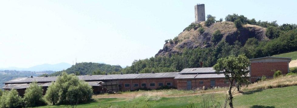 Stalla col tetto in amianto abbandonata a Rossena 