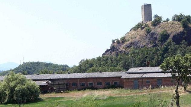 Stalla col tetto in amianto abbandonata a Rossena