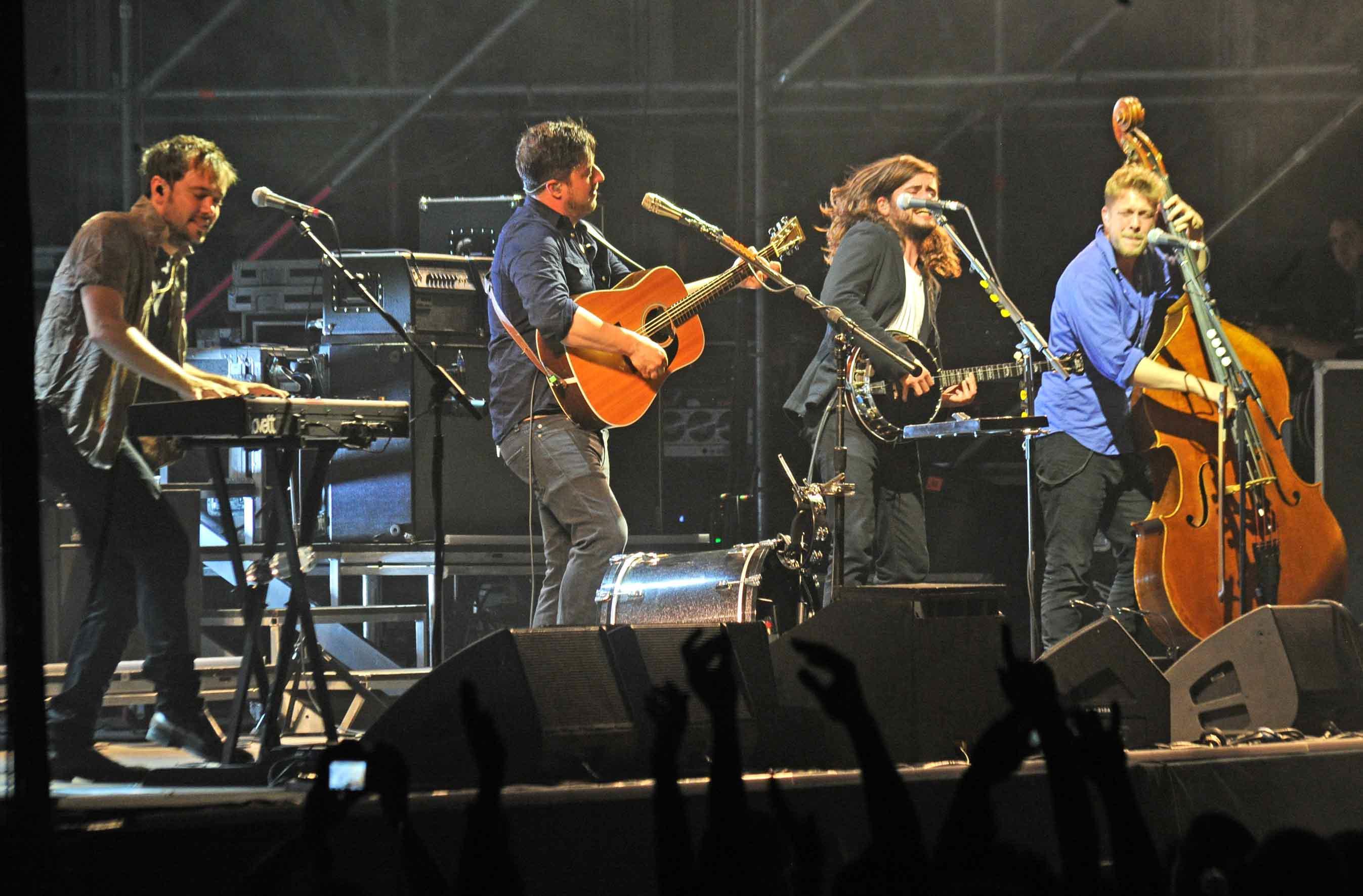 I Mumford & Sons sul palco del Pistoia Blues nel concerto d'esordio (Foto Lorenzo Gori)