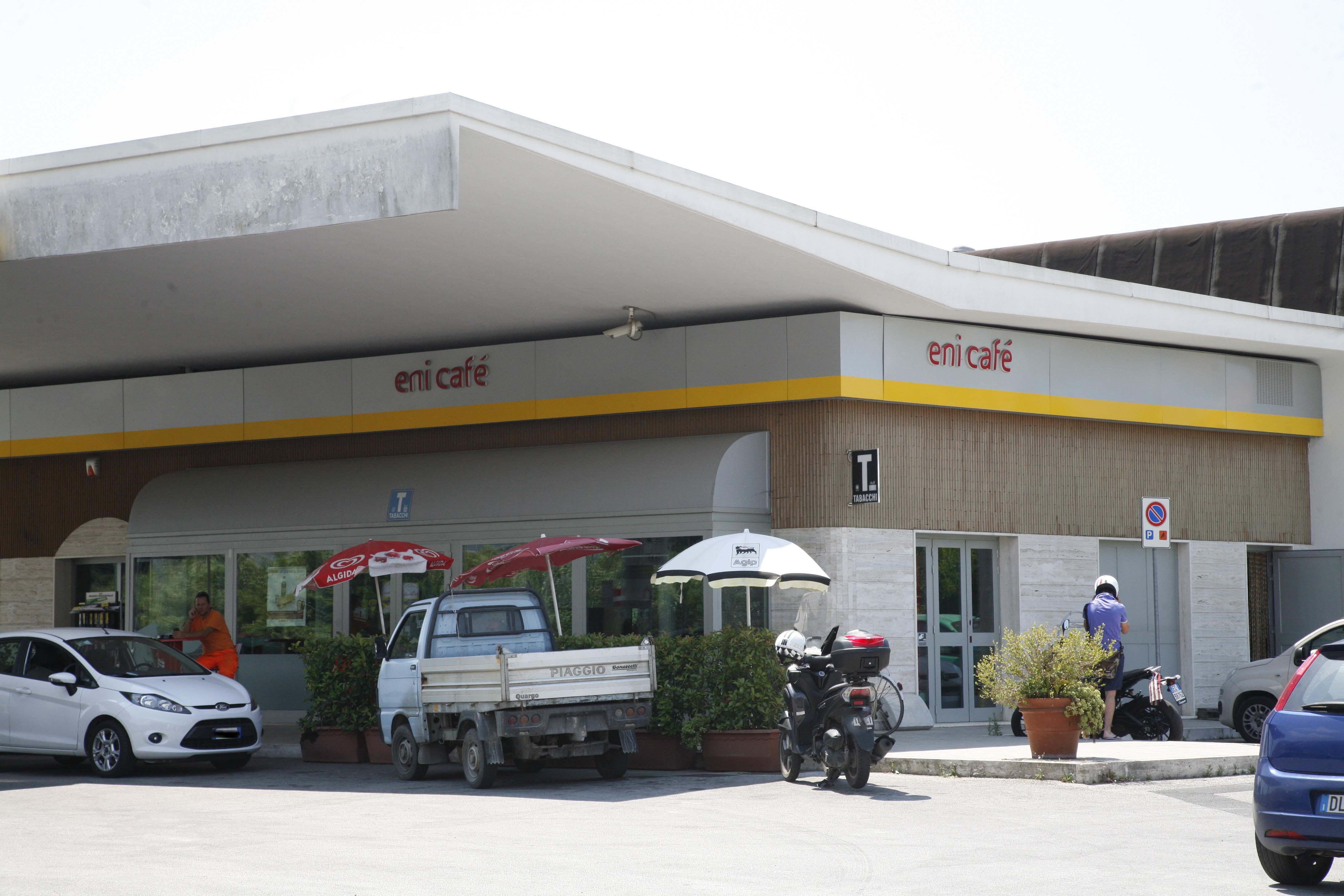 Il distributore Eni di via Aurelia a Pietrasanta