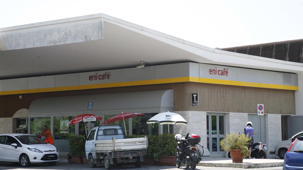 Il distributore Eni di via Aurelia a Pietrasanta