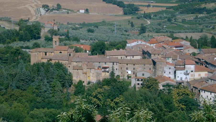 Prima l’aiuta, poi la deruba