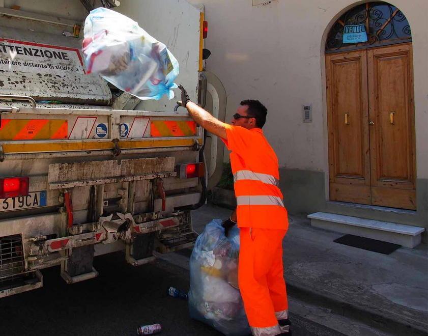 Col porta a porta arriva l’aumento della Tari