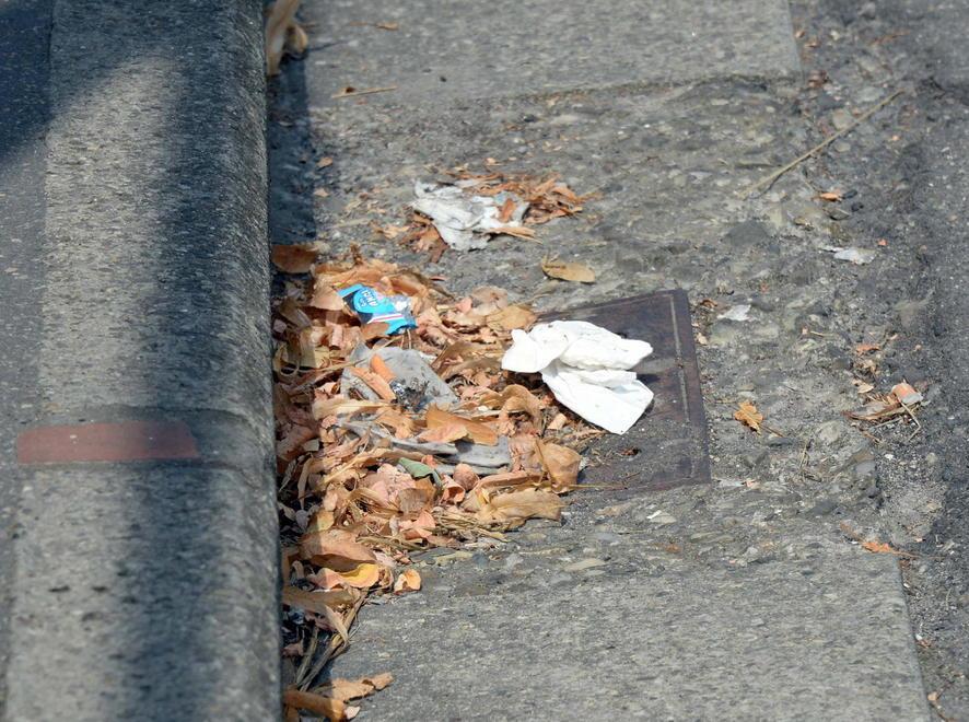 Tombini intasati dalle foglie, si temono danni da maltempo 
