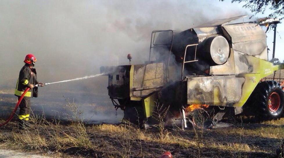 In fiamme una mietitrebbia e la vegetazione intorno