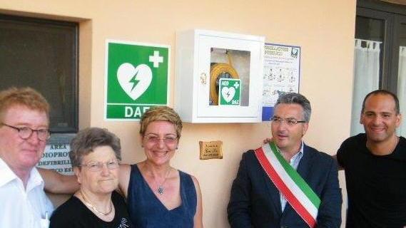 La famiglia Bacci dona un defibrillatore