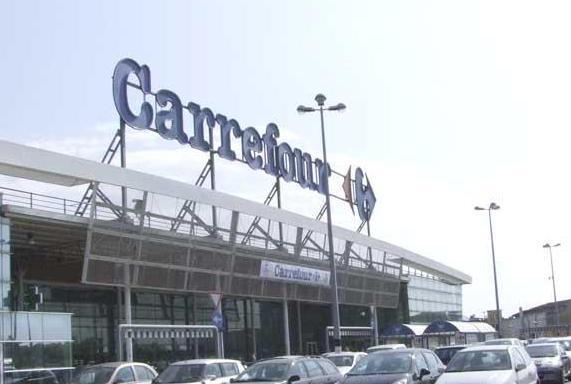 Confesercenti contro Carrefour: no all’orario selvaggio