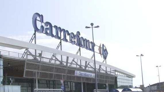 Confesercenti contro Carrefour: no all’orario selvaggio