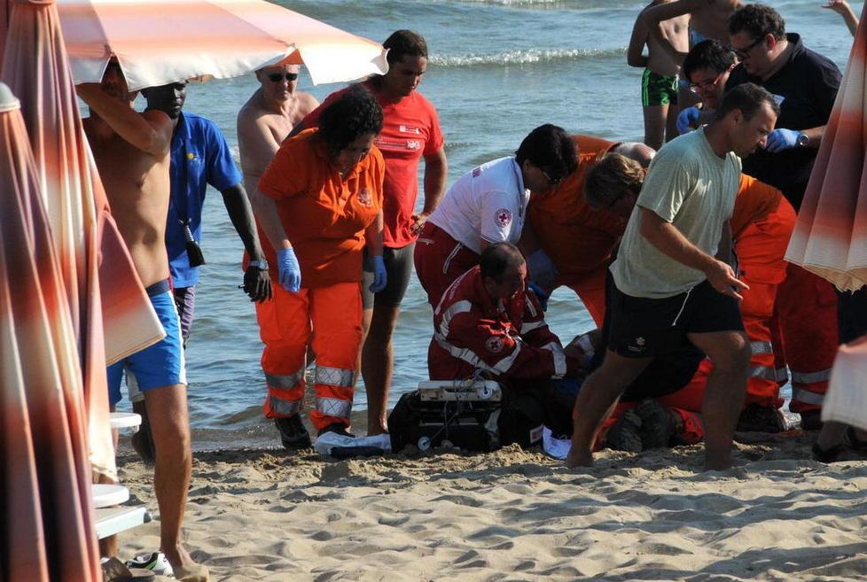 Malore in mare, paura per una donna