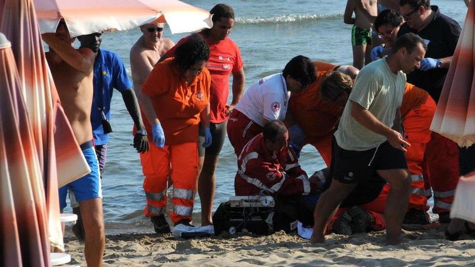 Malore in mare, paura per una donna