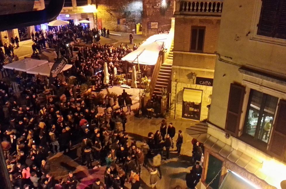 «Non riusciamo a dormire» Esposto per la movida in centro