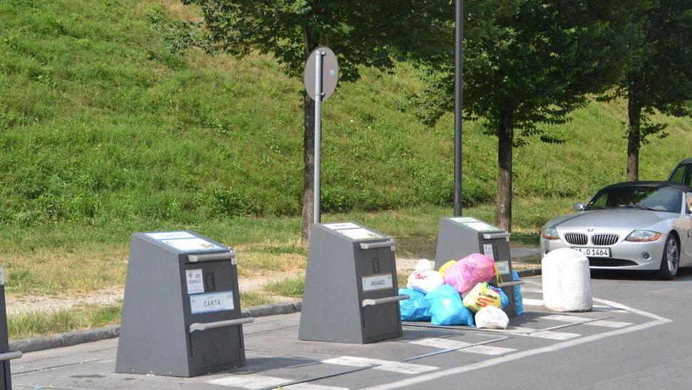 Rifiuti abbandonati, altre quattro multe in piazza S. Maria
