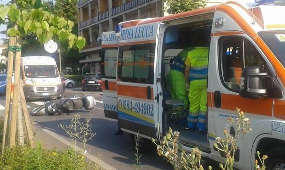 Bimbo investito sulle strisce da uno scooter 