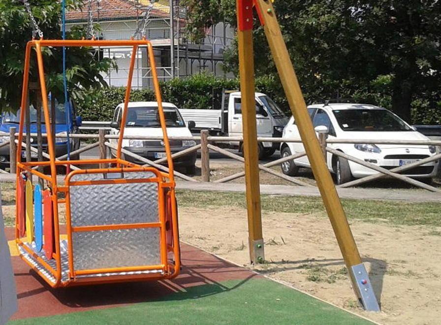 Una giostra per disabili al parco di San Filippo 