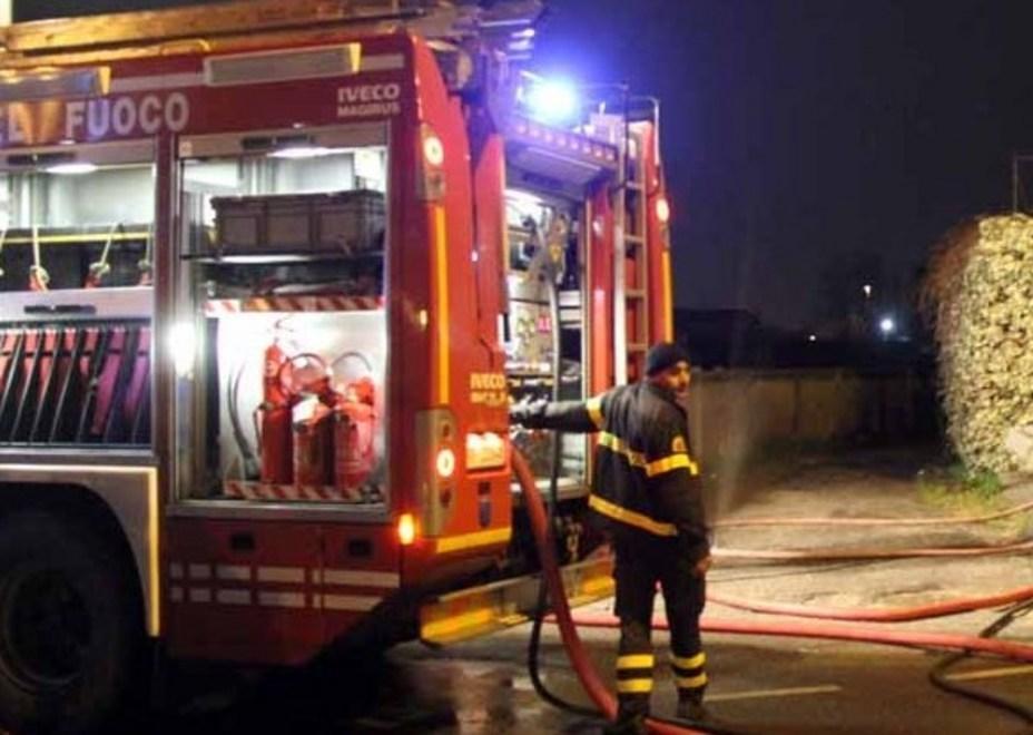 Bruciate quattro auto nella notte in via Pellegrini