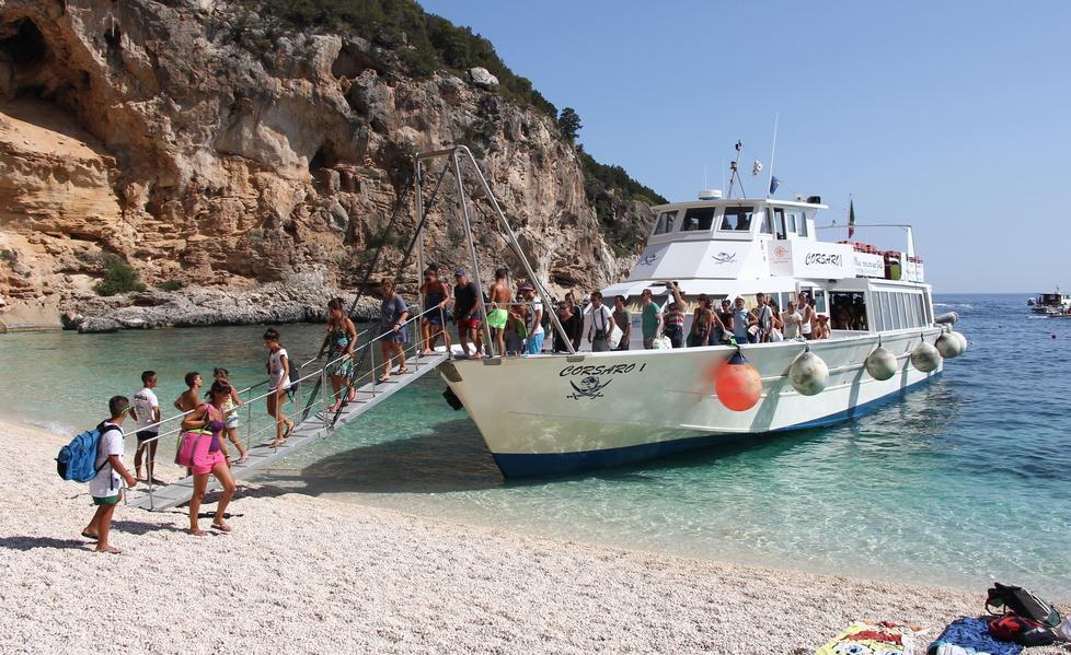 Sei barche del Consorzio per le gite lungo la costa 