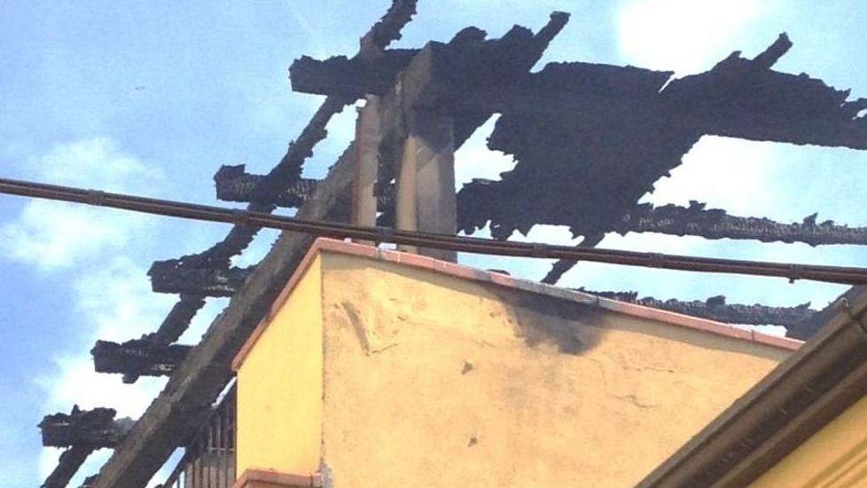 Incendio in una mansarda, tanta paura ma nessun ferito